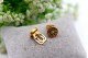 Abotoaduras em ouro amarelo com diamantes em talhe brilhante e esmeraldas 